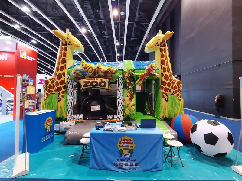 Leisure Activities® ја носи зоолошката градина на IAAPA EXPO ASIA со замок за надувување, кој може да се надувува во 4 метри.
